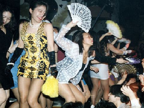 昭和のオッサン歓喜！バブル全盛期素人娘が裸同然で踊ったディスコのエロ画像が生々しすぎるｗｗｗ
