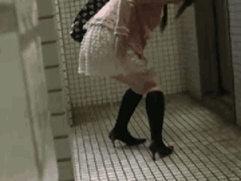 尿意の限界に膀胱が決壊ｗｗｗ着衣のままおしっこ漏らしてるお漏らしGIF画像が興奮するンゴｗｗｗ