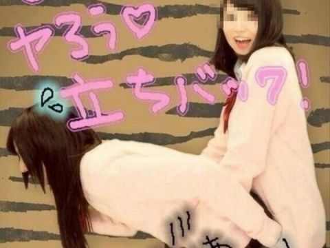 <span class="title">数年前までこんな破廉恥な女子高生がゲームセンター…悪ノリしたおふざけエロプリクラ…</span>