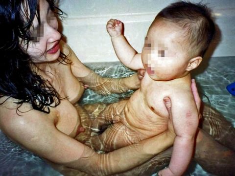 【エロ画像】子供をお風呂にいれてるマッマがエロいんじゃぁぁぁぁぁぁ！