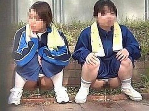 羞恥心どこへ行ったｗｗｗ最も恥ずかしい放尿もこの通り！連れションガールズがこちらｗｗｗ