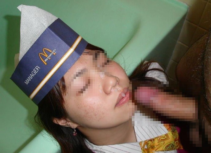 【リベンジポルノエロ画像】炎上不可避ｗｗｗバイト先の制服のまま彼氏とエッチしちゃったま～んさんネットに流出して特定されるｗｗｗ その11