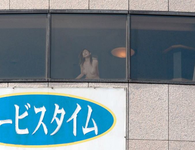 【窓際SEXエロ画像】自分たちのエッチを見てほしいの!?窓際でSEXする変態カップル多すぎwwww その5