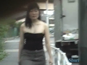 【おっぱいポロリGIF画像】日本のイタズラもやるなぁｗｗｗチューブトップ娘のおっぱいぽろりダッシュｗｗｗ その12