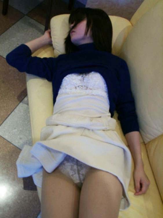 【泥酔エロ画像】これからレイプされるま～んさんがコチラｗｗｗｗ忘年会で飲みすぎて泥酔お持ち帰りｗｗｗｗ その5