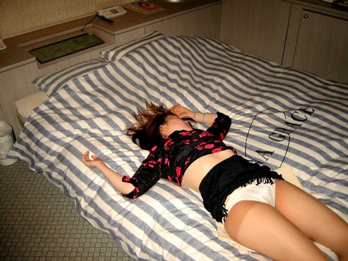 【泥酔エロ画像】これからレイプされるま～んさんがコチラｗｗｗｗ忘年会で飲みすぎて泥酔お持ち帰りｗｗｗｗ その6