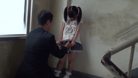 【JSエロGIF】アグネスの前で堂々と見てみたい気もする…小学生にしか見えない少女のエロGIF画像ｗｗｗｗ その1