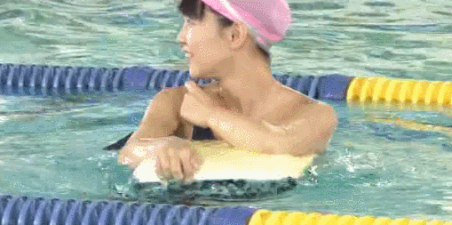 【水中エロGIF画像】水の中でみる女体のエロさは異常ｗｗｗ尋常じゃなく興奮するプールでのエロGIF画像 その6