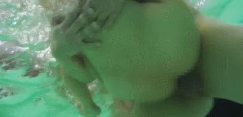 【水中エロGIF画像】水の中でみる女体のエロさは異常ｗｗｗ尋常じゃなく興奮するプールでのエロGIF画像 その7