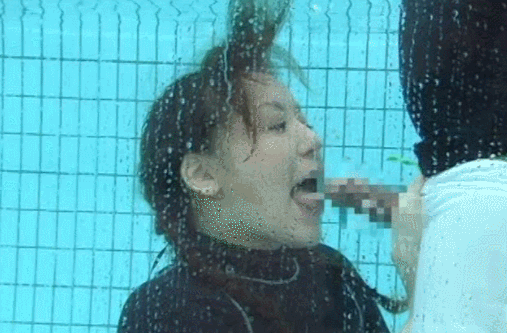 【水中エロGIF画像】水の中でみる女体のエロさは異常ｗｗｗ尋常じゃなく興奮するプールでのエロGIF画像 その8