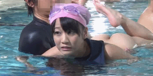 【水中エロGIF画像】水の中でみる女体のエロさは異常ｗｗｗ尋常じゃなく興奮するプールでのエロGIF画像 その9