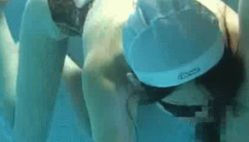 【水中エロGIF画像】水の中でみる女体のエロさは異常ｗｗｗ尋常じゃなく興奮するプールでのエロGIF画像 その11