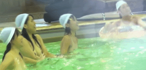 【水中エロGIF画像】水の中でみる女体のエロさは異常ｗｗｗ尋常じゃなく興奮するプールでのエロGIF画像 その13