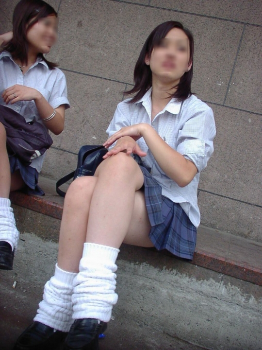 【街撮り足組みエロ画像】むちむちな太ももの丸みがぐぅエロｗｗｗ美脚なお姉さんの脚組が色ッペーｗｗｗｗ その1