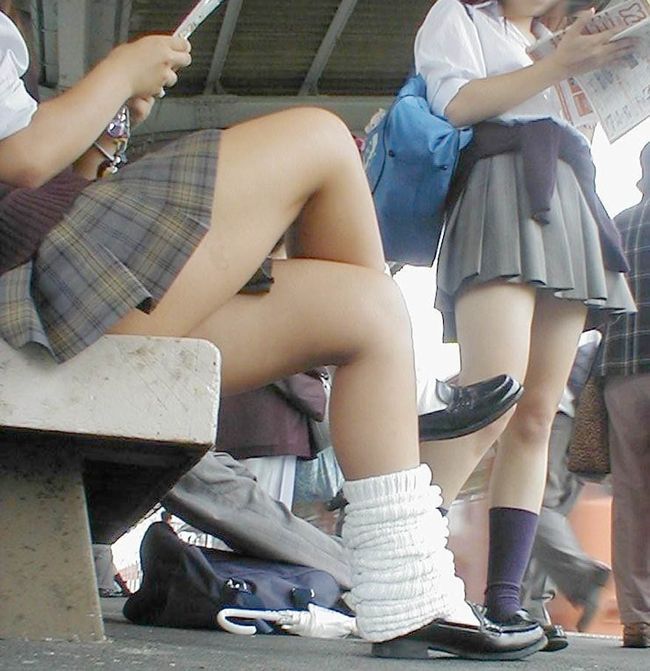 【街撮り足組みエロ画像】むちむちな太ももの丸みがぐぅエロｗｗｗ美脚なお姉さんの脚組が色ッペーｗｗｗｗ その3