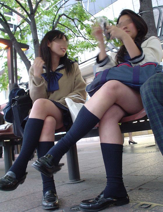 【街撮り足組みエロ画像】むちむちな太ももの丸みがぐぅエロｗｗｗ美脚なお姉さんの脚組が色ッペーｗｗｗｗ その7