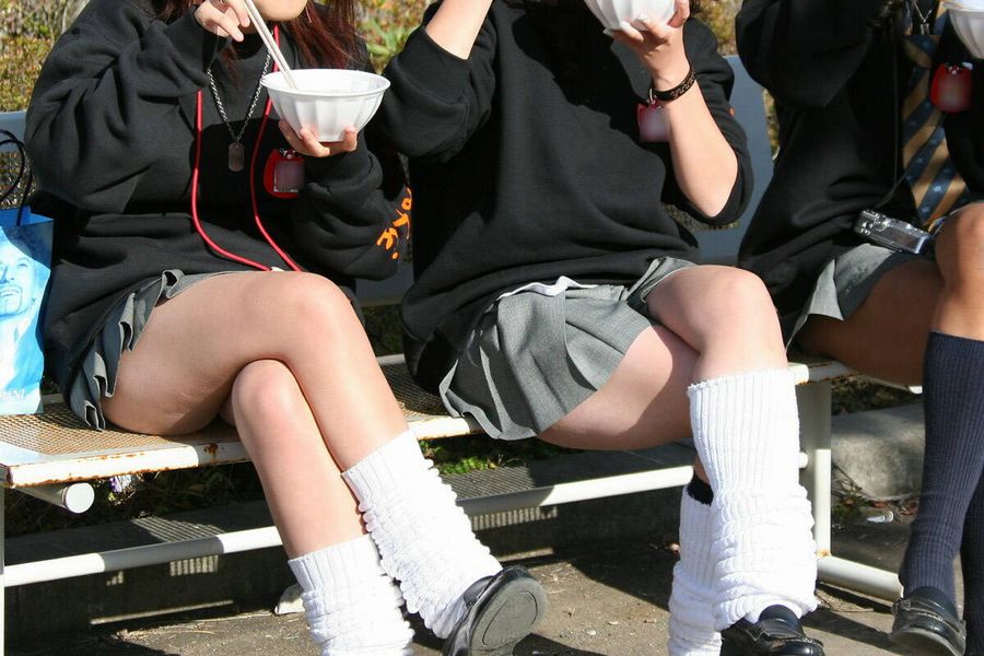 【街撮り足組みエロ画像】むちむちな太ももの丸みがぐぅエロｗｗｗ美脚なお姉さんの脚組が色ッペーｗｗｗｗ その14