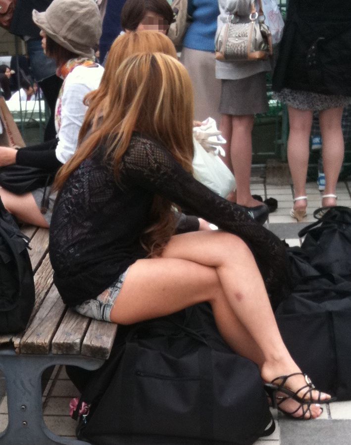 【街撮り足組みエロ画像】むちむちな太ももの丸みがぐぅエロｗｗｗ美脚なお姉さんの脚組が色ッペーｗｗｗｗ その15