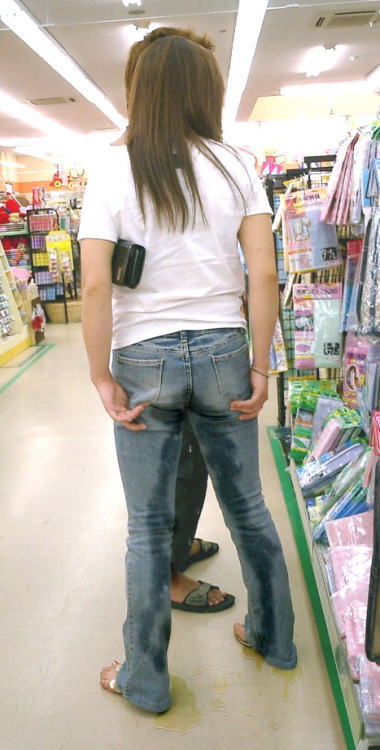 【お漏らしエロ画像】これはなにかの病気なん！？トイレ行く間もなく失禁しちゃう女の子…着衣のままお漏らしｗｗｗｗ その1