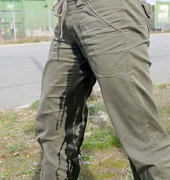 【お漏らしエロ画像】これはなにかの病気なん！？トイレ行く間もなく失禁しちゃう女の子…着衣のままお漏らしｗｗｗｗ その5