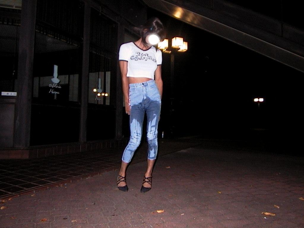 【お漏らしエロ画像】これはなにかの病気なん！？トイレ行く間もなく失禁しちゃう女の子…着衣のままお漏らしｗｗｗｗ その13