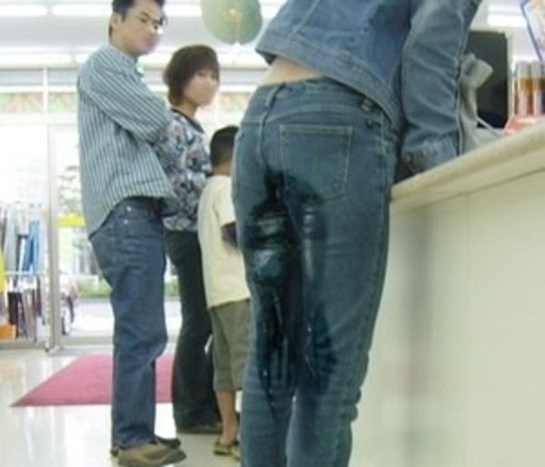 【お漏らしエロ画像】これはなにかの病気なん！？トイレ行く間もなく失禁しちゃう女の子…着衣のままお漏らしｗｗｗｗ その14