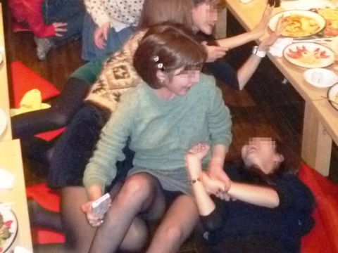 【合コンエロ画像】お持ち帰り寸前ｗｗｗ淫れる若者の性…飲み会やコンパではしゃぐリア充がエロ過ぎるｗｗｗ
