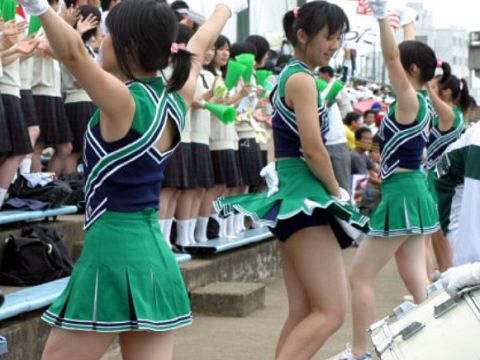 【チアガールエロ画像】幼さ残るチアガールのエチエチな身体つきに思わず勃起するｗｗｗ