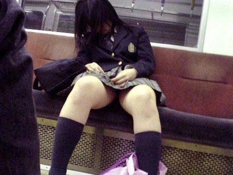 電車でついうたた寝…ギリギリで下着が見え隠れするキワドい足元がエロ過ぎる電車内盗…