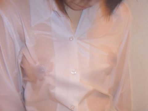 濡れたシャツがピタッと肌に張りついて乳首透け透け！！尋常じゃなくエッチなおっぱい…透け乳首画像
