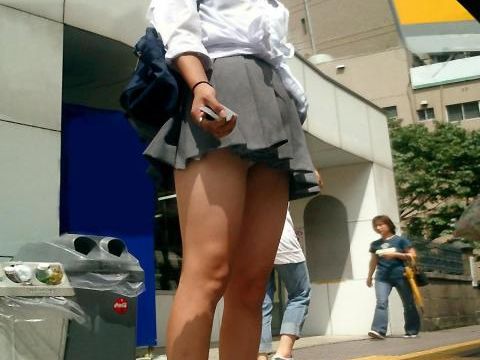 女子高生の健康的でむちむちな太ももに思わず欲情してしまう少女の美脚フェチエロ画像