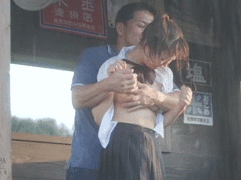 びしょ濡れのセーラー服でブラジャー透け透け…バス停で雨宿りしていた女子●生に中出しする痴かんGIF画像
