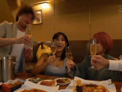 金持ちのおじさんがSNSで募集するギャラ飲み！釣られたビッチなギャルに媚薬シャンパン飲ませやりまくる中出しGIF画像