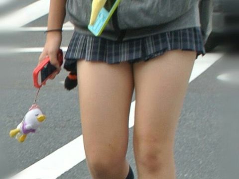 若さ溢れるむちむちの太ももに心癒される！女子高生がミニスカから露出している美脚エロ画像