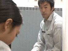 ノーブラにゆるゆるのパーカーでおっぱいチラチラ…人妻さんに思わず抱きついてしまう寝取りGIF画像