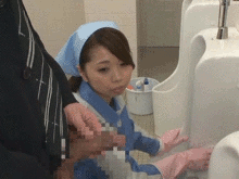 トイレ清掃のおばちゃんがおしっこ中のチンポをガン見！？思わずしゃぶりついてしまう痴女GIF画像