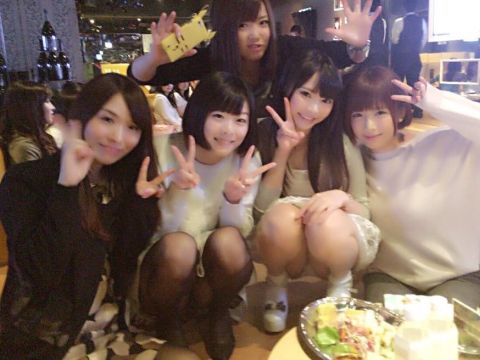 友達と青春を楽しんでいる女の子たちの黒歴史…SNSで炎上しているパンツまる見えのハプニングエロ画像