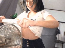 無邪気な笑顔で胸チラ…姪っ子の可愛い乳首に大興奮！叔父さんが狂ってしまう中出しGIF画像