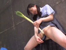女子高生が持ってた野菜でズボズボ…オナ○ーがとめられないほど発情！？媚薬を飲ませ野外セッ○スGIF画像