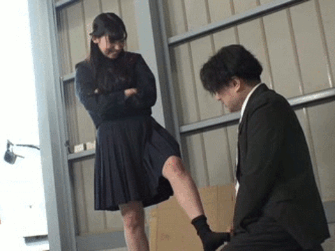 痴漢オヤジを捕まえ追い詰める女子高生がエ□過ぎ…フルチン土下座で身寸米青させる痴女GIF画像